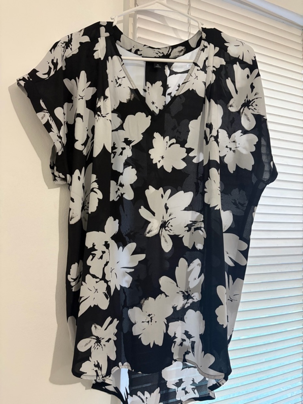 Simply Vera Wang Black White Floral Blouse XL Sheer V-Neck Flowy Top